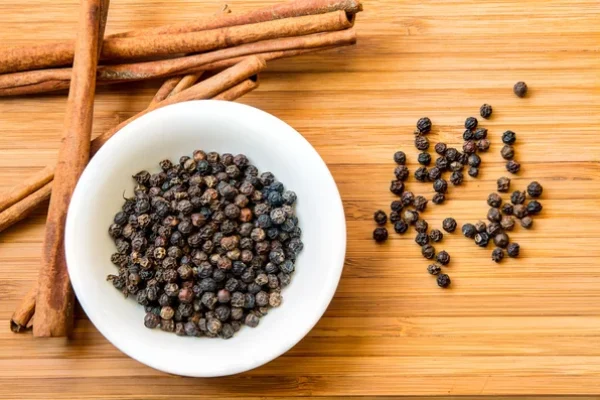 depositphotos_78857640-stock-photo-black-pepper-and-cinnamon